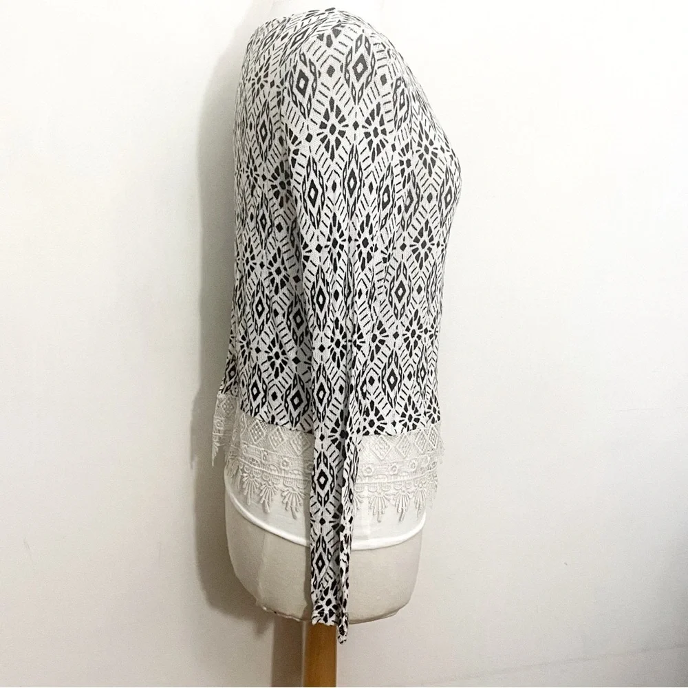 H&M DIVIDED wide crochet hem lightweight loose weave graphic print sweater M